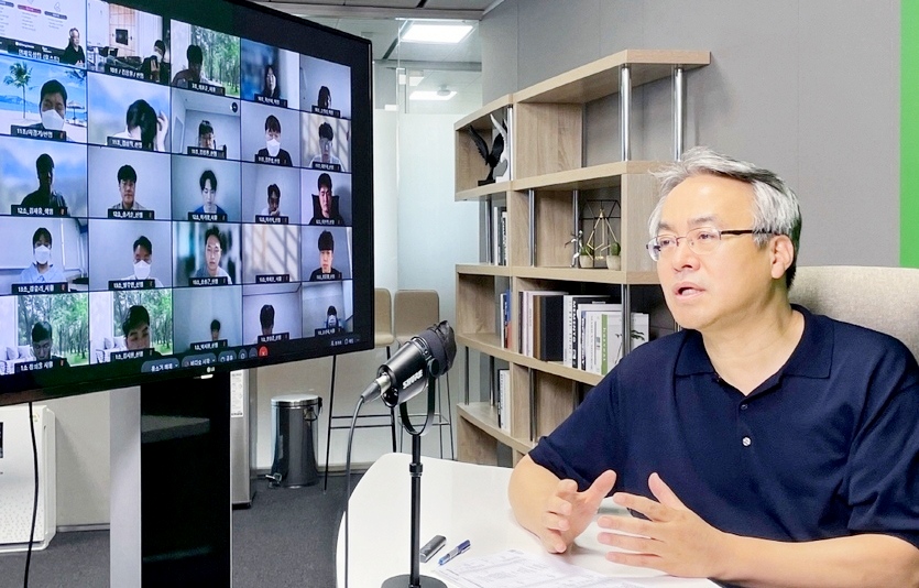 남철 LG화학 첨단소재사업본부장이 상반기에 채용한 경력사원들을 대상으로 특강을 진행하고 있다. 사진=LG화학