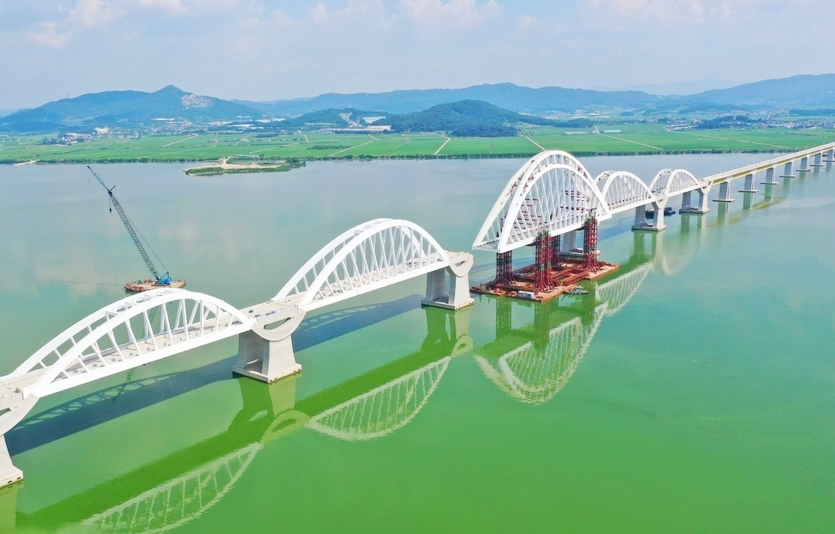 DL이앤씨가 시공한 서해선 홍성-송산 복선전철 5공구의 아치교. 사진=DL이앤씨