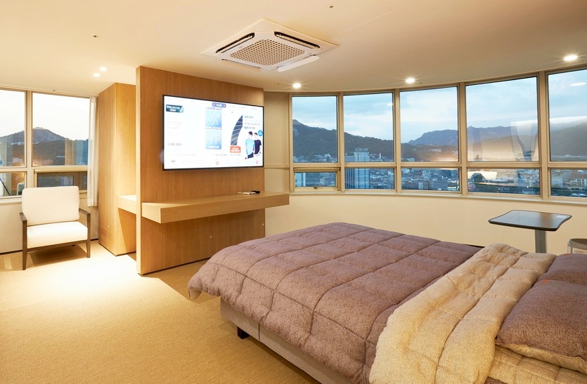 올레tv, 에너지 효율화 냉난방 설비 등 KT의 빌딩관리 솔루션 등이 적용된 포레스트한방병원 광화문점의 입원실. 사진=KT