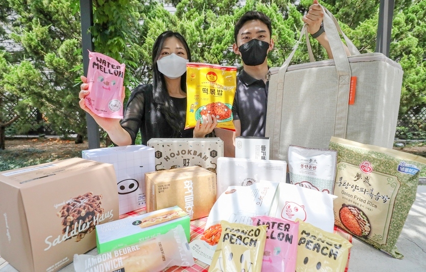 서울 양천구 현대백화점 목동점에서 직원들이 ‘현대식품관 투홈 인기 상품’을 소개하고 있다. 사진=현대백화점
