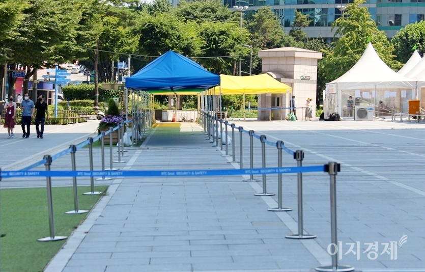 코로나19 확진자가 감소할 것인가? 23일 오후 서울지하철 2호선 삼성역 인근에 설치된 강남구선별진료소 대기소가 텅 비었다. 사진=이지경제