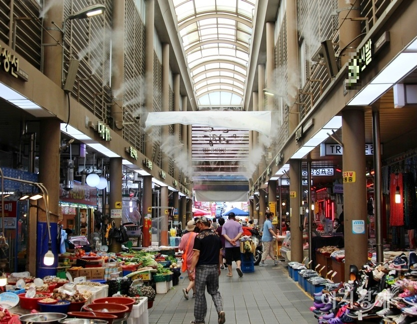 2010년대 후반 시설현대화를 마친 현대시장은 천장에 설치된 파이프에서 1분 간격으로 냉기가 나와 시원하다. 사진=정수남 기자