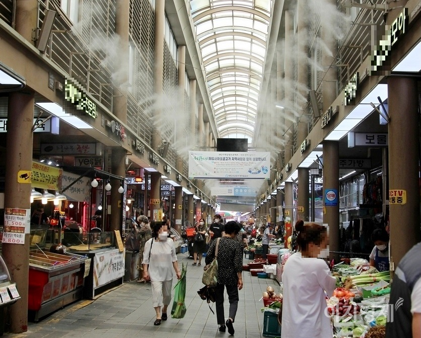 전통시장은 백화점과 대형마트보다 물건 값이 저렴하고, 단골 고객에는 ‘덤’이라는 혜택도 제공한다. 사진=정수남 기자
