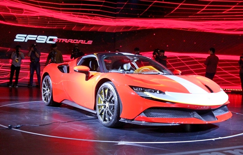 FMK가 수입 판매하는 페라리의 올해 상반기 판매는 전년 동기보다 100% 이상 늘었다. 페라이 SF90 스트라달레. 사진=정수남 기자