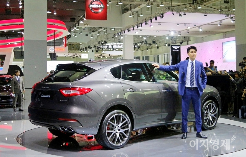 마세라티 판매는 스포츠유틸리타차량 르반떼가 주도했다. 2016년 부산모터쇼에서 연예인 차승원 씨가 마세라티 르반떼를 소개하고 있다. 사진=정수남 기자