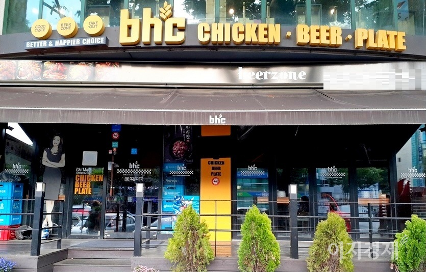 박 회장은 올해 매출에서도 업계 1위를 차지하기 위헤 매출을 담당하고 있는 현장과 상생경영을 강화한다. bhc치킨 한 가맹점. 사진=김성미 기자