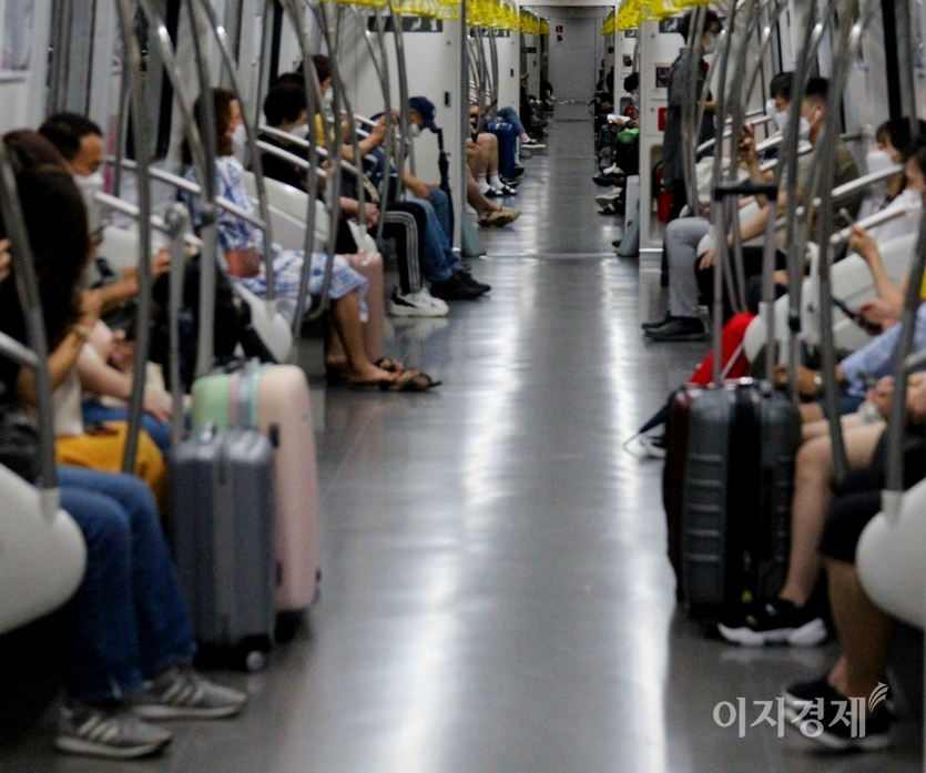 26일 해외유입 확진자는 89명으로, 전날(54명)보다 64.8% 급증했다. 이는 지난해 1월 20일 국내 코로나19 첫 확진자 발생 이후 이달 21일(309명) 다음으로 많은 수준이다. 어딘가로 영행을 가기 위해 서울지하철 9호선 김포공항 행에 탄 승객들. 사진=이지경제