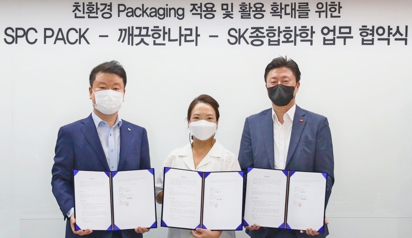 (왼쪽부터)SPC팩 김창대 대표, 깨끗한나라 최현수 대표, SK종합화학 장남훈 패키징본부장 등이 ‘친환경 포장재 공동개발’ 등을 위한 업무협약을 체결하고 기념사진을 찍고 있다. 사진=SPC팩