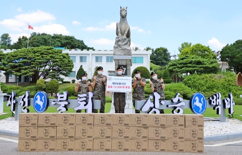세븐일레븐이 나라사랑 캠페인의 일환으로 육군 9사단에 허니유자, 허니레몬 등 음료 1만2000개를 지원했다. 사진=세븐일레븐