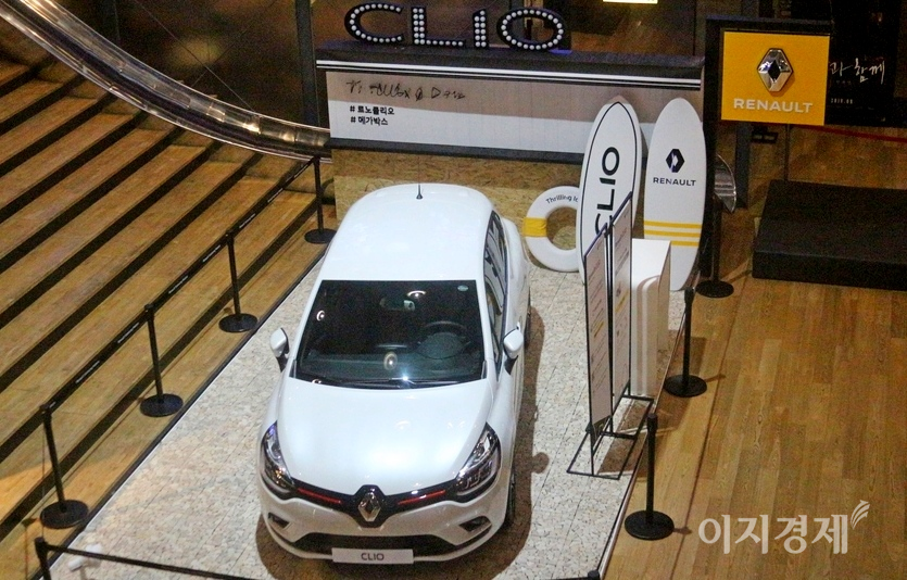 클리오가 서울 강남의 한 복합쇼핑몰에 최근 전시됐다. 사진=정수남 기자