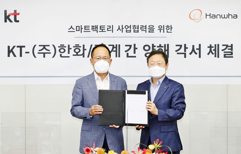 (,왼쪽부터)옥경석 대표이사와 신수정 부문장이 MOU 체결후 기념사진을 찍고 있다. 사진=KT