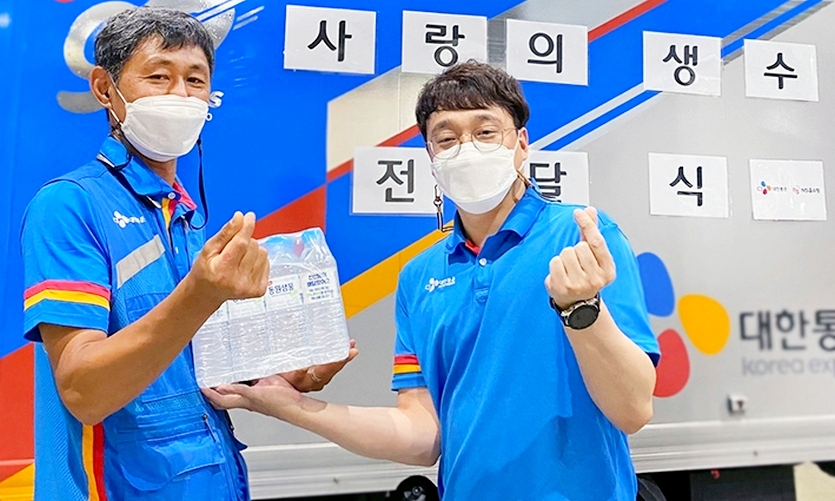 하림의 NS홈쇼핑은 자사가 거래하는 CJ대한통운 등 택배업체 택배기사에게 폭염 극복을 위한 생수 5만 8400개를 최근 전달했다. 사진=NS홈쇼핑
