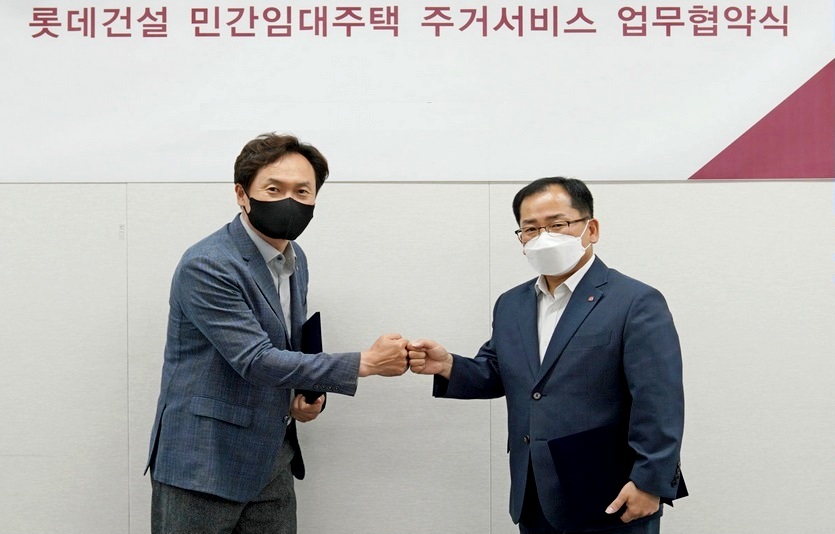 롯데건설 (왼쪽부터)정영광 상무와 그린카 김경봉 대표. 사진=롯데건설