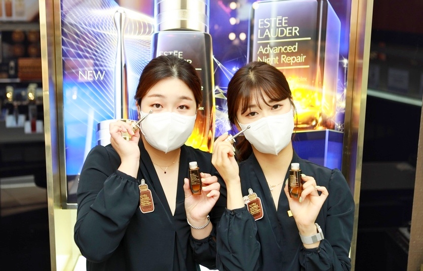 서울시 중구 소공동 롯데백화점 본점에서 직원이 에스티 로더의 신제품을 홍보하고 있다. 사진=롯데백화점