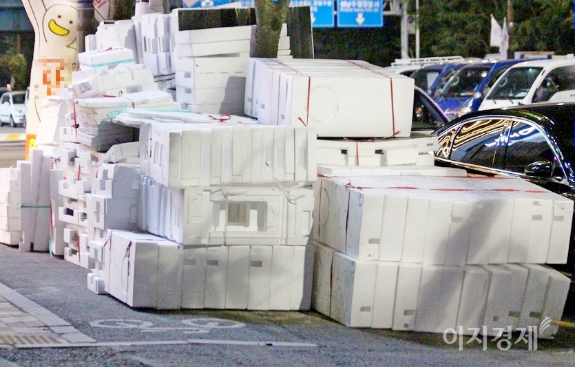 폐스티로폼은 500년간 썩지 않는다. 사진=김성미 기자