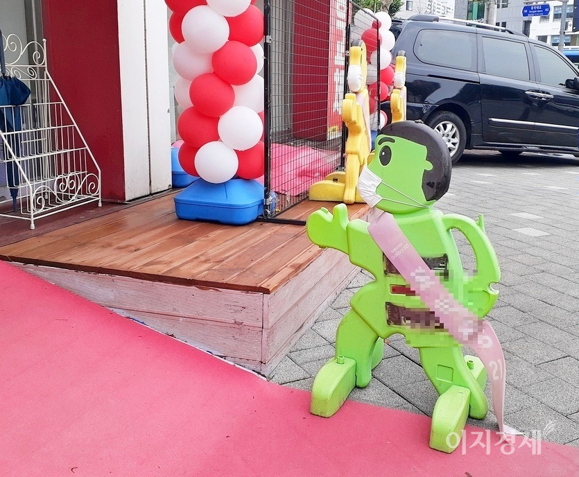 서울강남에 있는 한 이동통신대리점이 고객에게 마스크 착용 후 출입을 익살스럽게 표현해 당부하고 있다. 사진=정수남 기자
