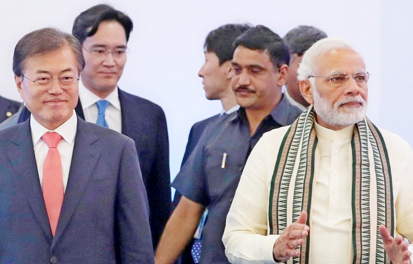 2018년 7월 초순 인도를 국빈 방문한 문재인 대통령이 이 부회장과 함께 삼성전자 현지 공장 준공식장으로 입장하고 있다. 사진=삼성전자