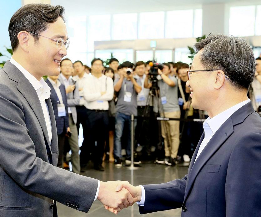 2018년 8월 초순 당시 김동연 경제부총리겸 기획재정부 장관이 삼성전자 평택공장을 찾아 이 부회장에게 고용창출을 당부했다. 사진=삼성전자