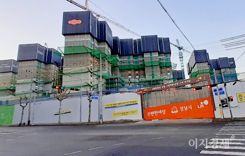 DL이앤씨의 하반기 성장세가 두드러질 전망이다. DL이앤씨가 성남시 금광1구역을 재개발해 브랜드 아파트 ‘금빛그랑메종’을 짓고 있다. 사진=선호균 기자