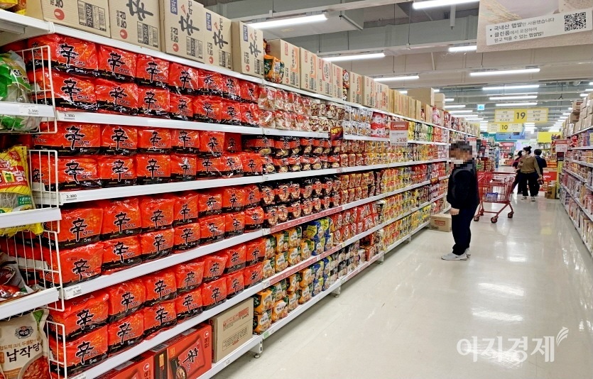 이를 감안해 농심은 16일부터 신라면 등 주요 라면의 출고가격을 평균 6.8% 인상한다. 사진=김성미 기자