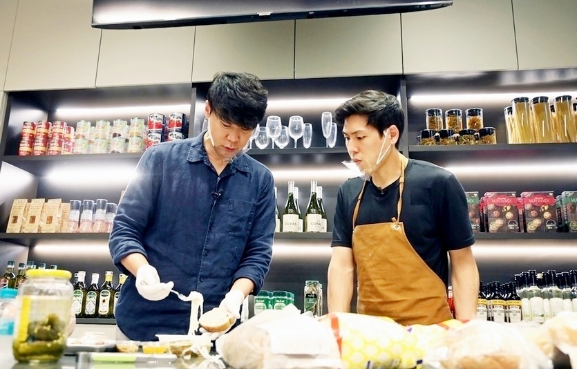 스타필드 안성이 안성맞춤시장 상인에게 요리 비법을 전수하고 있다. 사진-신세계프라퍼티