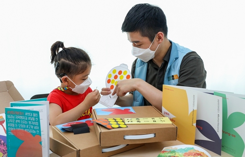 서울 중구 사랑의달팽이 회관에서 현대백화점 직원이 어린이와 함께 미술 체험 활동을 하고 있다. 사진=현대백화점