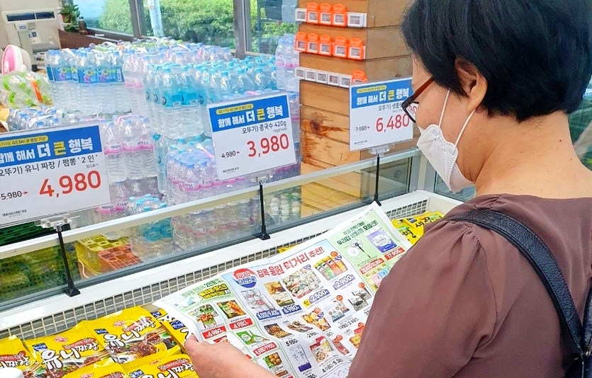 GS수퍼마켓은 오프라인 매장 내 전단지와 홍보용 인쇄용지를 친환경 용지로 바궜다. 사진=GS수퍼마켓