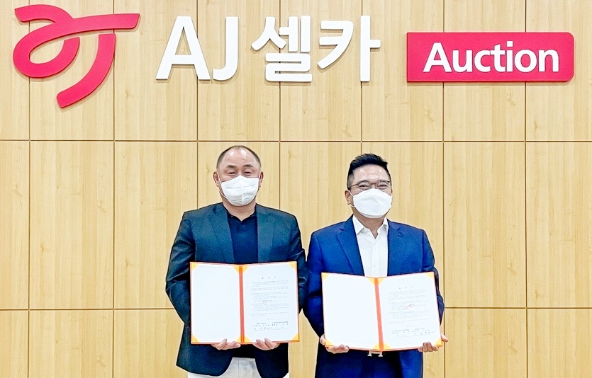 (왼쪽부터)조성봉 AJ셀카 대표와 정욱 한국자동차진단보증협회 회장이 업무협약을 체결하고 기념사진을 찍고 있다. 사진=AJ셀카