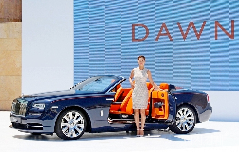 한국의 자동차 시장은 세계 주요 완성차 업체의 시험 무대다. 롤스로이스가 2010년대 중후반 한국 시장에 선제적으로 선보인 롤스로이스의 첫 카브리올레 던. 사진=정수남 기자