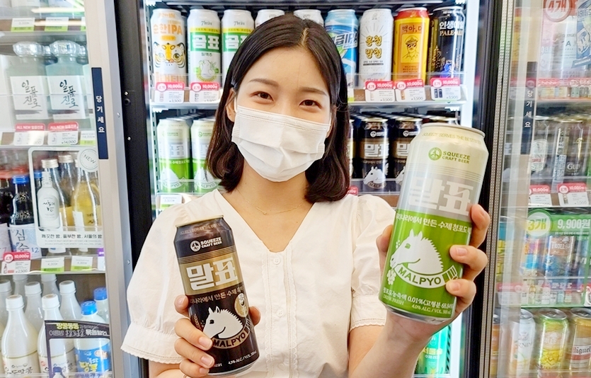 CU는 여름 청량감을 극대화한 말표산업과 협업 수제맥주 ‘말표 청포도에일(오른쪽)’을 선보였다. 사진=CU