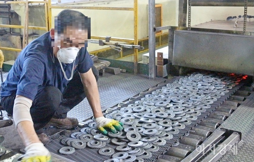 밀양 삼흥열처리는 주 52시간 근무로 60명의 직원이 추가로 필요하지만, 생산직 구인에 응하는 구직자가 없어 공장 가동에 차질을 빚고 있다. 사진=정수남 기자