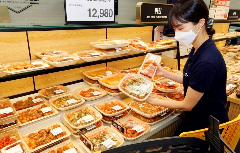 이마트는 9일부터 키친델리 매장에서 판매하는 즉석조리식품의 포장재를 분리 배출이 가능한 비목재 종이 소재로 바꾼다. 사진=이마트