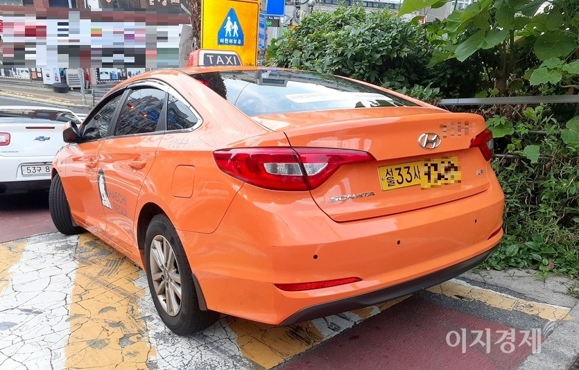 극 초반 경찰 지휘차량인 검은색 포드 SUV를 재차의들이 주황색 서울 택시 10여대로 추격한다. (위부터)포드 쿠가와 쏘나타 서울 택시. 사진=정수남 기자