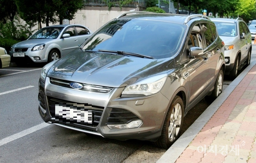 극 초반 경찰 지휘차량인 검은색 포드 SUV를 재차의들이 주황색 서울 택시 10여대로 추격한다. (위부터)포드 쿠가와 쏘나타 서울 택시. 사진=정수남 기자