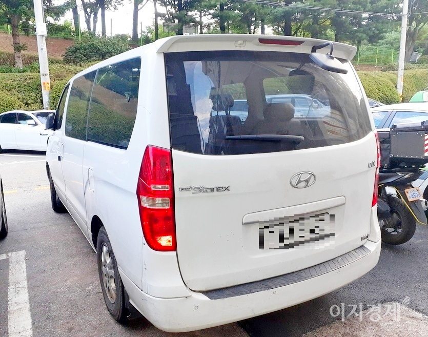 임 기자 등이 운영하는 사설 퇴마회사 도시탐정은 업무 차량으로 현대차 하양 스타렉스를 극중 내내 이용한다. 사진=정수남 기자