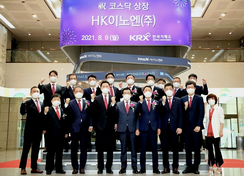 코스닥 시장 상장을 기념하며 inno.N 임직원들이 한국거래소에서 기념사진을 찍고 있다. 사진=inno.N