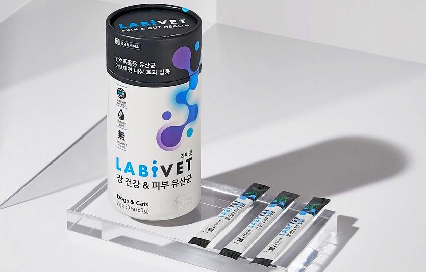 종근당 바이오가 여름철 폭염에 반려동물이 피부 질환으로 고통받는 점을 감안해 피부 면역력 등을 개선할 수 있는 제품을 최근 선보이고 홍보 등을 강화한다. 라비벳 장 건강&피부 유산균. 사진=종근당 바이오
