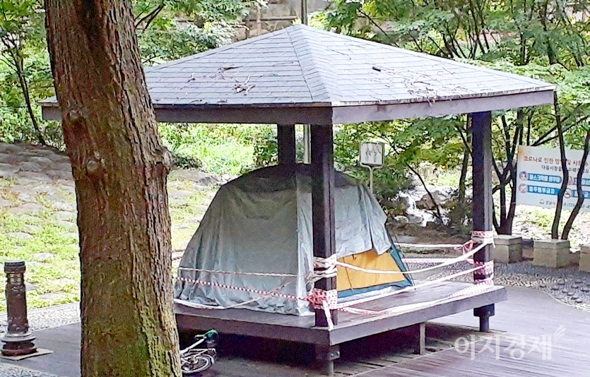 경기도립인 남한산성도립공원 성남시 중원구 구간 계곡에 있는 정자에 인근 주민이 지난 주말 텐트를 쳤다. 열대야를 피하기 위한 것이지만, 공원내 야영시설 설치가 금지됐다. 아울러 공원관리소가 시설물 이용금지 테이프를 정자에 둘렀다. 사진=정수남 기자