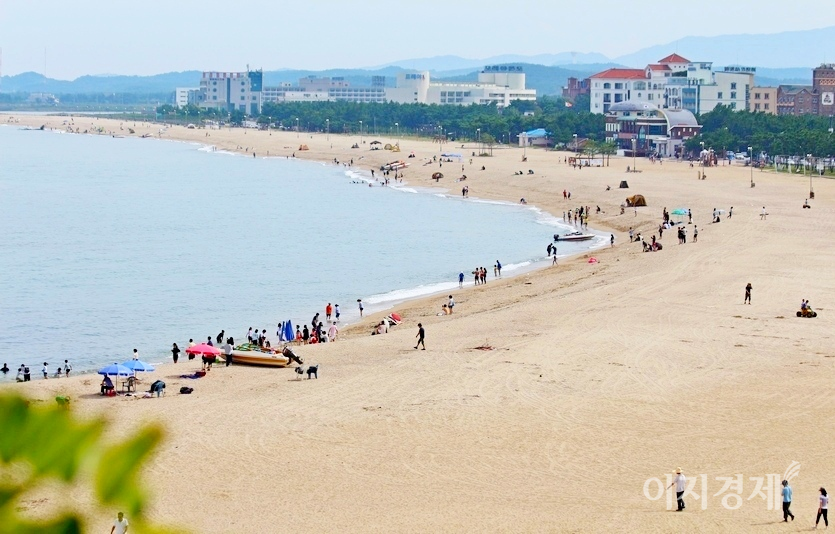 지난해 상반기 코로나19 1차 대확산기를 거쳐 소강상태이던 8월 초 강원도 양양 낙산해수욕장 해변. 평년의 경우 백사장에 발디딜 틈이 없지만, 감염병으로 한산하다. 반면, 지난해보다 코로나19 확진자가 많지만 올해 이곳 해수욕장은 평년과 비슷했다고. 사진=정수남 기자