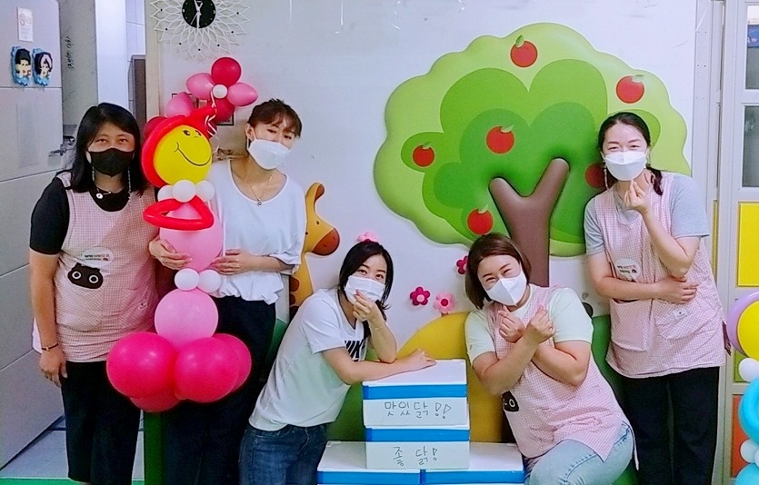 광주전남혁신도시 부영2단지 사랑으로 부영 어린이집 교사들이 부영그룹이 지급한 삼계탕과 기념사진을 찍고 있다. 사진=부영그룹