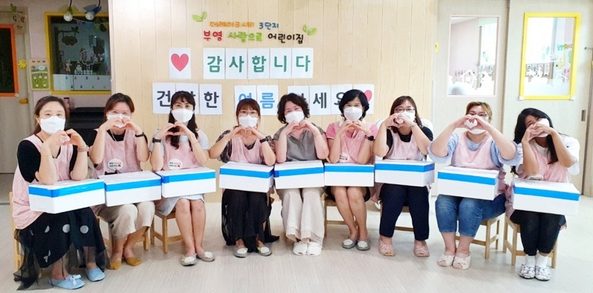 경기 화성 동탄 더레이크시티 부영3단지 사랑으로 부영어린이집 교사들이 삼계탕을 들고 기념사진을 찍고 있다. 사진=부영그룹