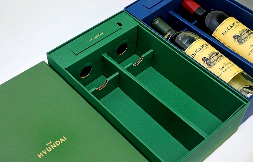 현대백화점이 상품 포장재 폐기물을 줄이고 자원 재활용률을 높이기 위해 포도주 선물 포장을 13일부터 종이 소재로 바꾼다. 사진=현대백화점