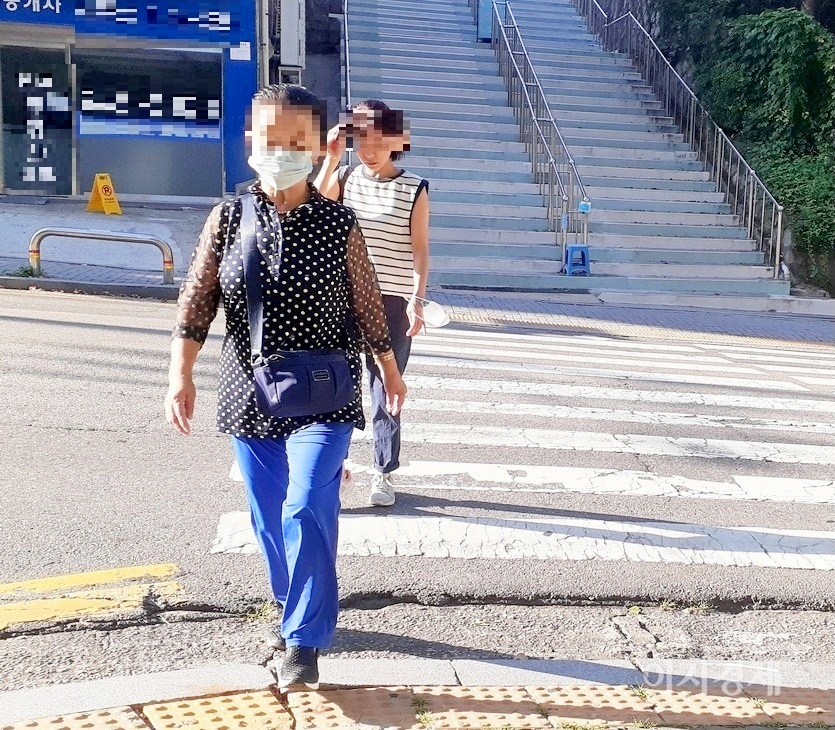 코로나19 하루 신규 확진자가 사상 처음으로 2000명을 돌파했지만, 일부 국민은 마스크를 착용하지 않는다. 사진=이지경제