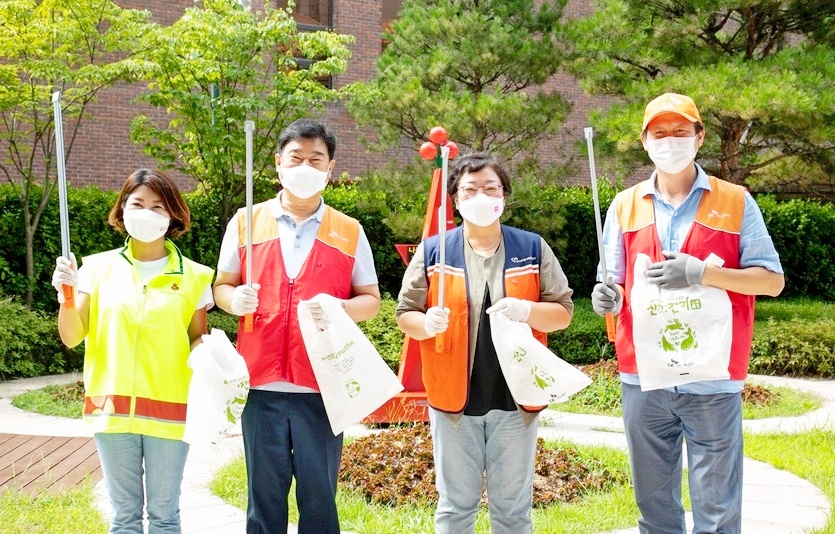 (왼쪽부터)사회복지공동모금회 김경희 사회공헌본부장, SK이노베이션 이성훈 노동조합위원장, 한국중앙자원봉사센터 권미영 센터장, SK이노베이션 임수길 부사장이 MOU 체결 후 서울 광화문 일대에서 산해진미 플로깅 캠페인을 진행했다. 사진=SK이노베이션