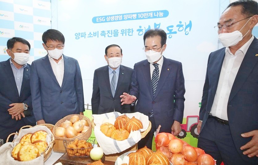 황재복(왼쪽세번째) SPC그룹 대표이사 등이 서울 중구 농협중앙회 본관에서 열린 무안 양파빵 나눔 행사에서 양파 소비 촉진 방안을 논의하고 있다. 사진=SPC