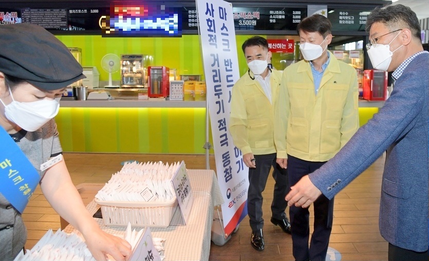 김강립(오른쪽 두번째) 식품의약품안전처장이 휴가철 이용자가 급증하는 고속국도휴게소의 코로나19 방역관리 상황을 살폈다. 사진=식약처