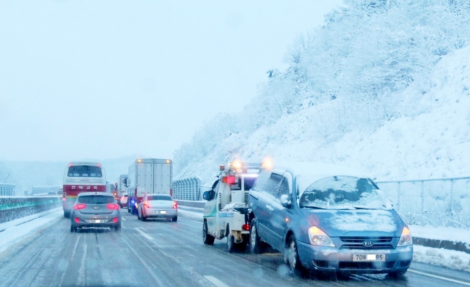 tbs교통방송은 최근 몇년 간 편향된 정치성향을 보이고 있다. 올 겨울 폭설로 차량들이 거북이 걸음을 하고 있는 서해안고속국도 전북 부안군 구간. 사진=정수남 기자