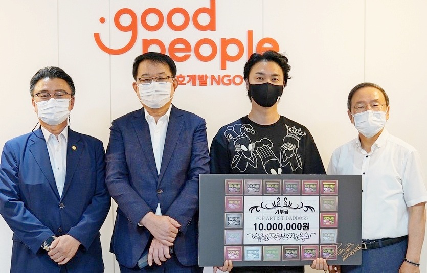(왼쪽부터) 정권삼 굿피플 운영부회장, 김재옥 동원F&B 대표이사, EDM 아티스트 배드보스, 강대성 굿피플 상임이사 등이 후원금 전달 이후 기념사진을 찍고 있다. 사진=동원F&B