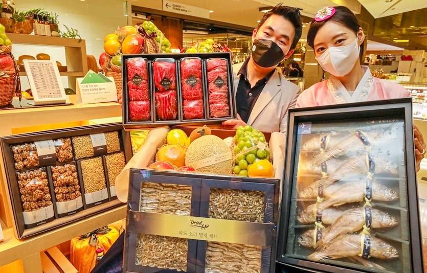 서울 강남 현대백화점 압구정본점에서 직원이 추석 선물세트를 소개하고 있다. 사진=현대백화점