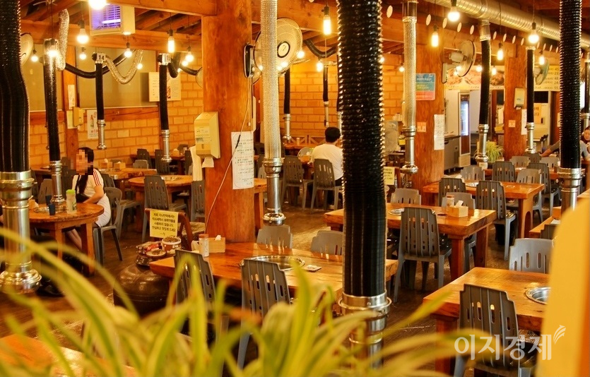 감염병 정국 이전, 평일이나 주말이나 이곳 150여개 식탁은 손님들로 꽉 찬다. 주말에는 최소 30분을 기다려야 식사를 할 수 있다. 지난 주말 점심시간에는 10명의 손님이 4개의 식탁을 차지하고 있다. 이로 인해 이곳은 10여명의 종업원을 정리하고 현재 최소 인원인 4명의 종업원만 두고 있다. 사진=정수남 기자